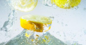 bere acqua e limone