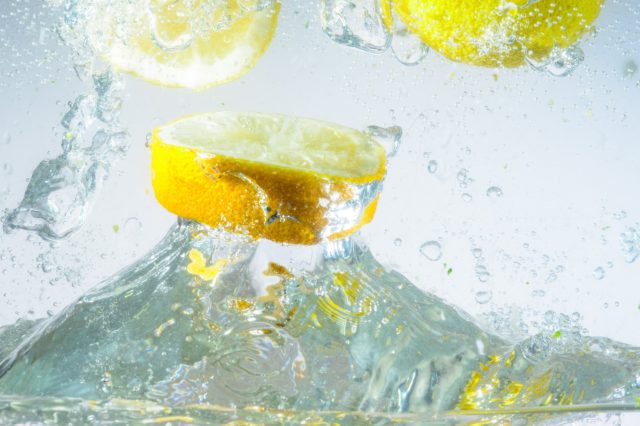 bere acqua e limone