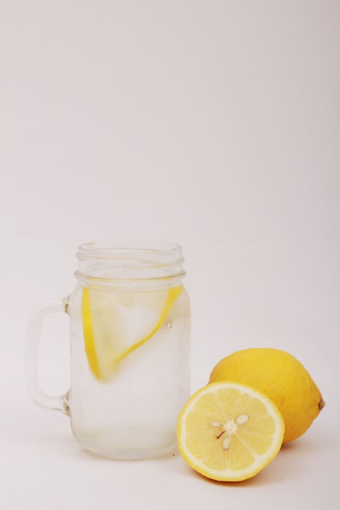 bere acqua e limone a digiuno