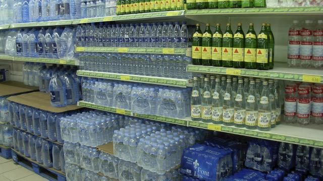 acqua minerale ritirata dai supermercati
