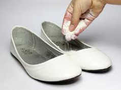 eliminare il cattivo odore dalle scarpe