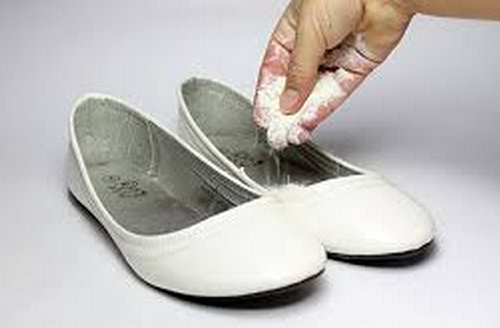 eliminare il cattivo odore dalle scarpe
