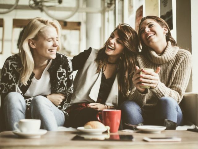 serata fra amiche fa bene