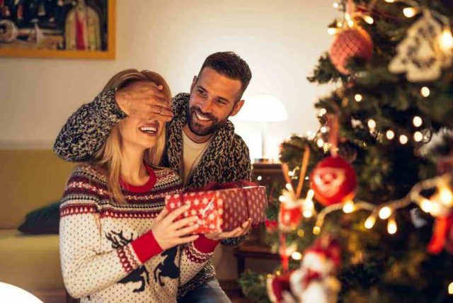 Regalare A Natale.Cosa Regalare A Natale 5 Idee Per Fare Bella Figura Senza Spendere Troppo