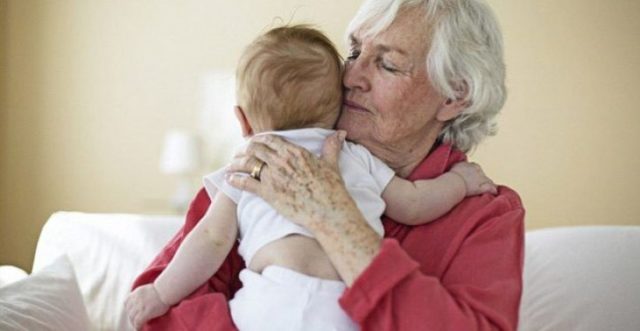 nonni che si occupano dei nipoti